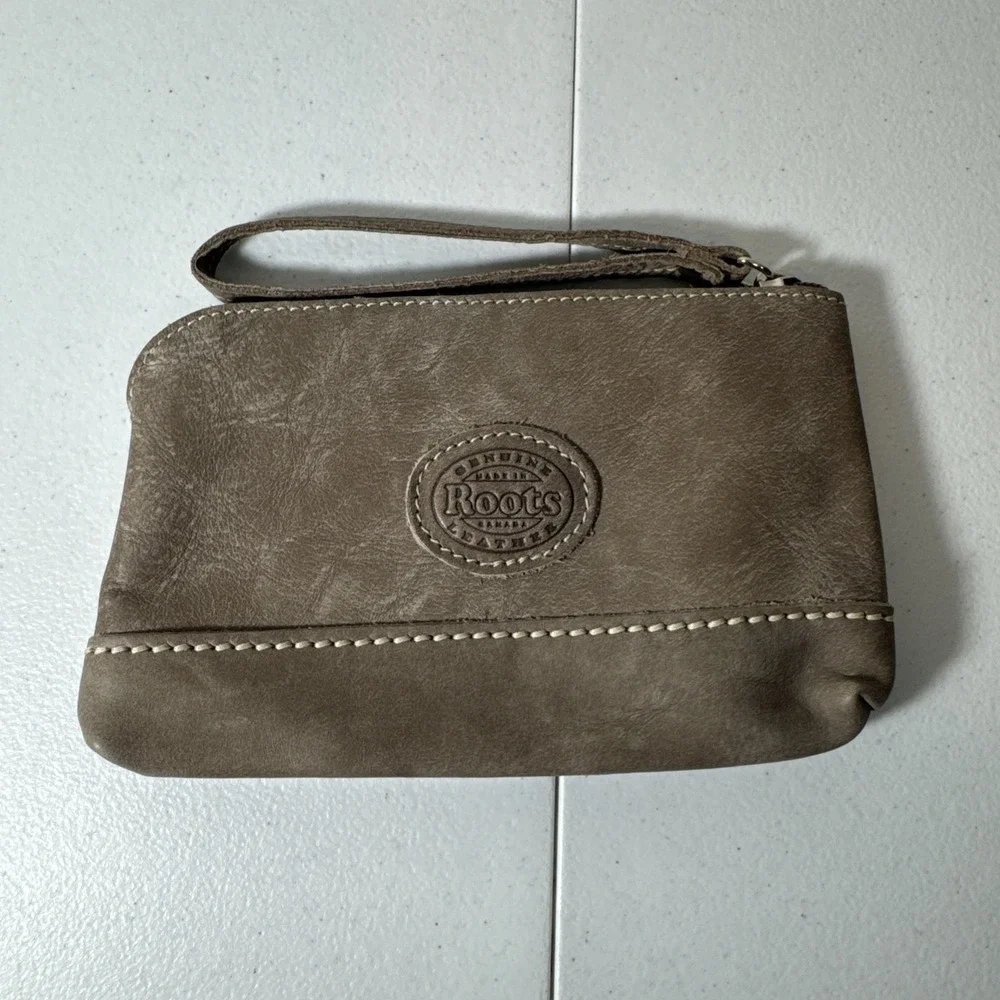 Roots Canada Genuine Leather Wristlet Pouch Clutch Bag Brown Zip Top Vintage